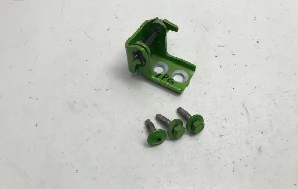 Opel Mokka B Front door upper hinge 104T3