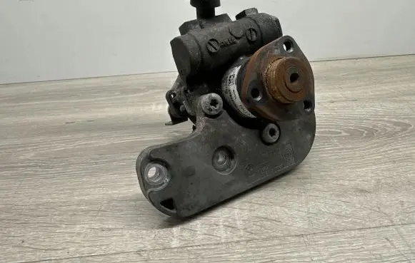 BMW 3 E90 E91 Power steering pump 678883802 50021027