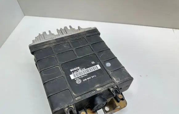 Volkswagen Golf III Engine control unit/module 1H0907311L 0261203318