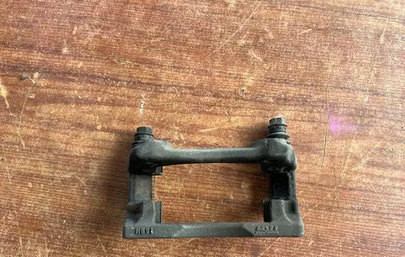 Nissan Note (E11) Front Brake Caliper Pad/Carrier 