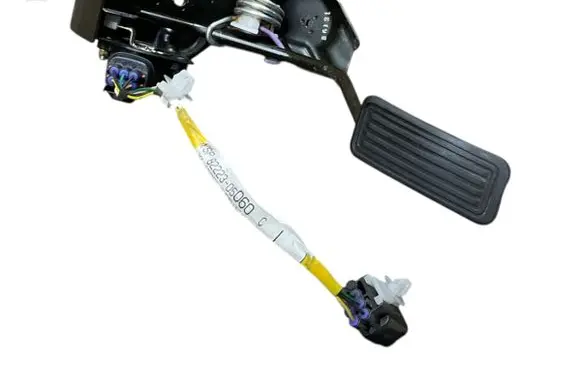Accelerator throttle pedal