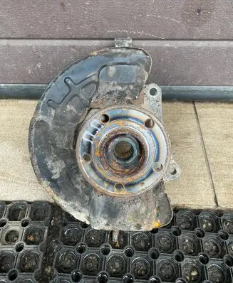 Volvo XC70 Front wheel hub spindle knuckle 9461944