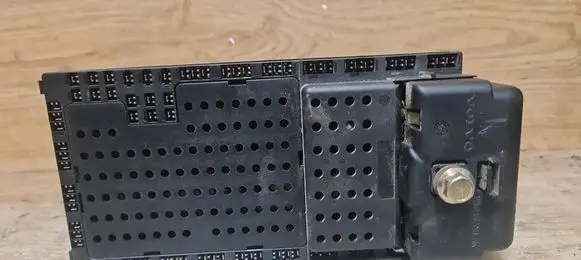 Volvo V70 Fuse module 08679899