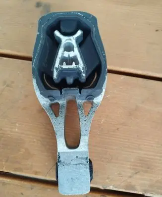 Citroen DS7 Crossback Engine mount bracket 9811786680