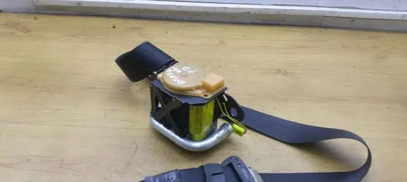 Toyota Avensis T250 Front seatbelt 7321005051