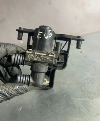 BMW 5 E60 E61 Coolant heater control valve 6920226 040108 1147412174