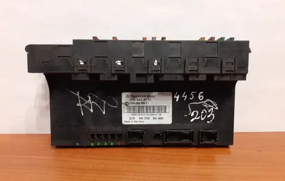 Mercedes-Benz C W203 Fuse box set 2095450701 4456