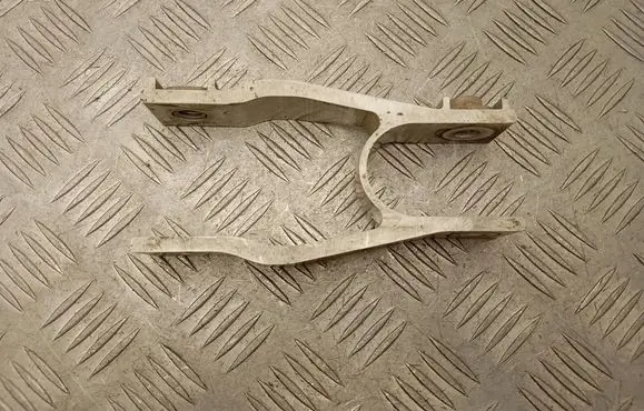 Engine mounting bracket
