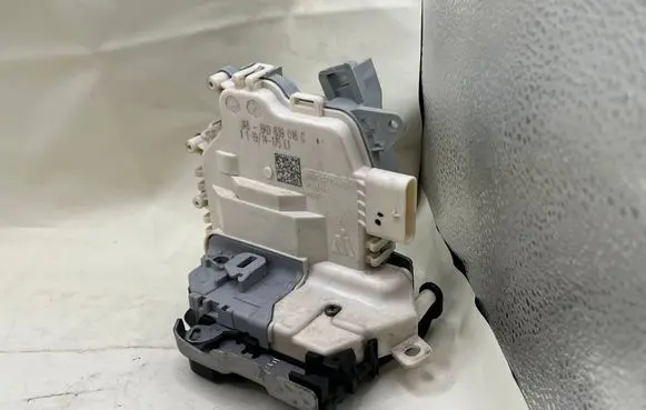 Audi A3 S3 8V Rear glass lock/latch C437 8K0839016C