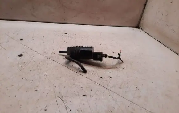 Volkswagen PASSAT B6 Windscreen/windshield washer pump 1J0973722