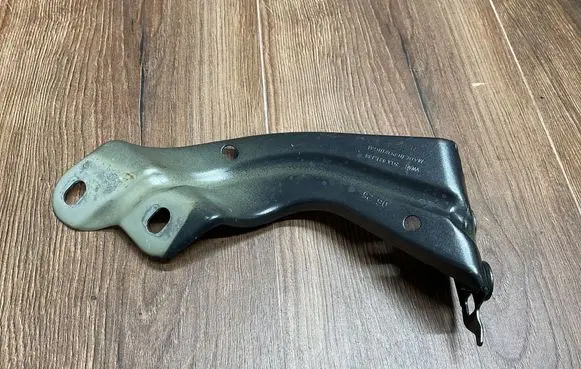 Volkswagen T-Roc Fender mounting bracket 2GA821136