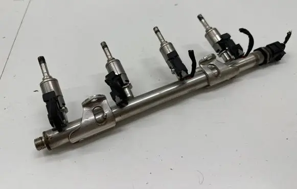Volkswagen Golf Sportsvan Fuel injectors set 04E133320D