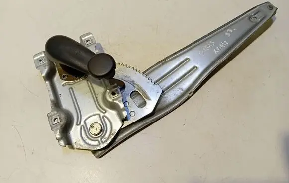 Rear door manual window regulator