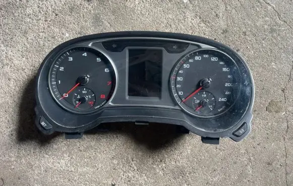 Audi A1 Speedometer (instrument cluster) 8X0920930