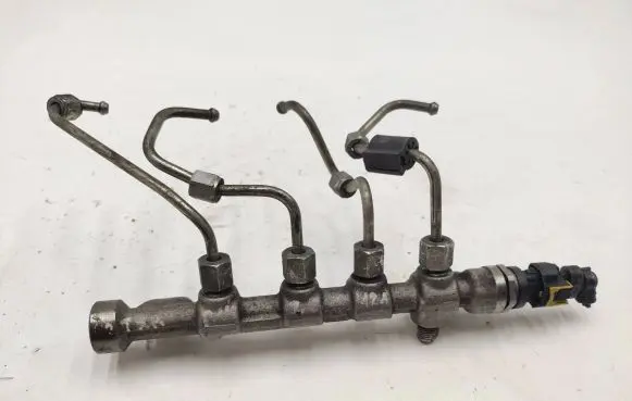 Opel Astra J Fuel distributor 0445214221 55376177 651964