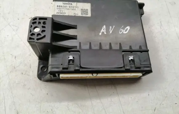 Toyota Avensis T270 Air conditioning/heating control unit 8865005251 MB1777001850