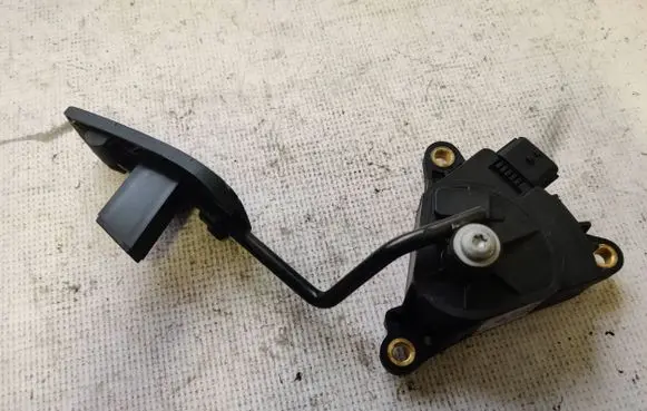 Nissan Micra Accelerator throttle pedal 18002AX700 3187B 00895