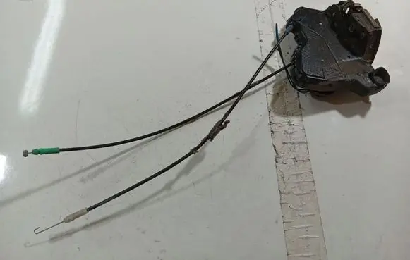 Toyota Corolla Verso AR10 Front door lock 