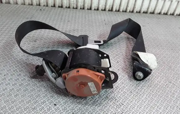 Mazda MPV Rear seatbelt