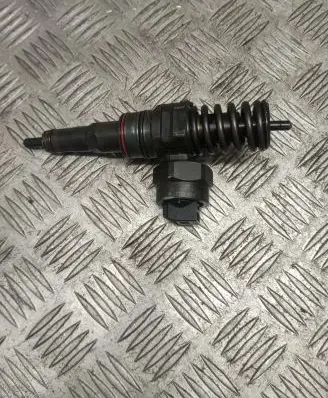Skoda Fabia Mk1 (6Y) Fuel injector 038130073J