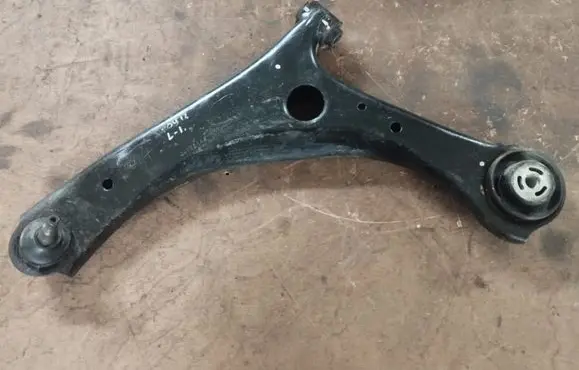 Chrysler Town & Country V Front lower control arm/wishbone 4766911AE