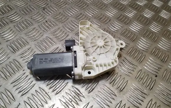 Volkswagen PASSAT B8 Front door window regulator motor 5Q4959802B