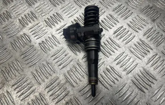 Volkswagen Touran I Fuel injector 038130073AG 0414720215