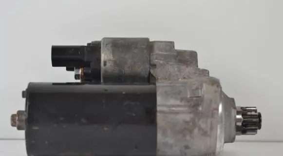 Volkswagen Golf V Starter motor 0001123014