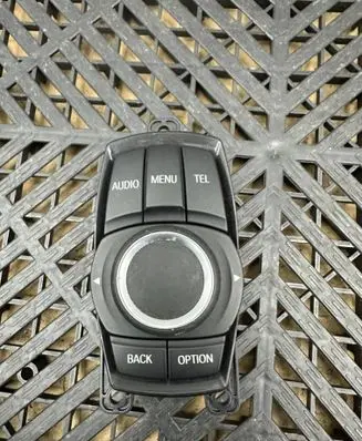 Head unit multimedia control