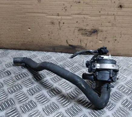 Mercedes-Benz A W176 Water pump 0392023206 A0005000686