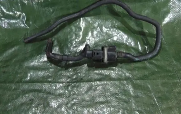 Volkswagen Golf V Vacuum valve 