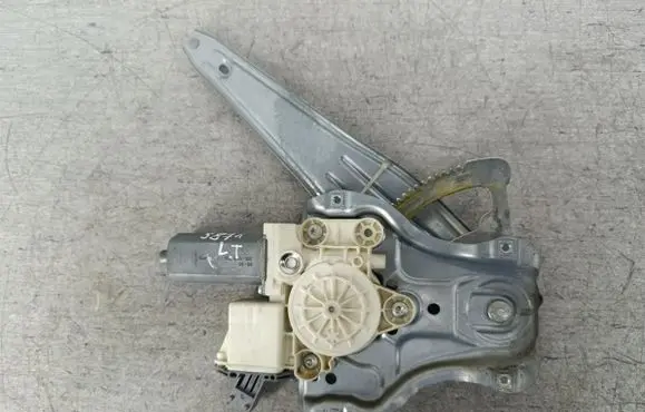 Toyota Avensis T250 Rear door window regulator with motor 