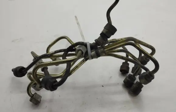 Volvo V40 Fuel injector supply line/pipe 
