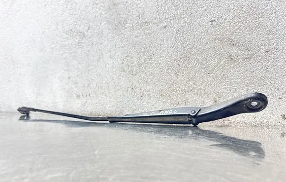 Opel Zafira C Front wiper blade arm 20812596