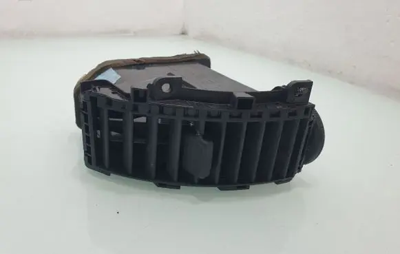 Nissan Note (E11) Dash center air vent grill 687519U00B