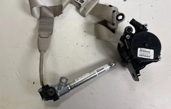 Chrysler Pacifica Front seatbelt 630008000F