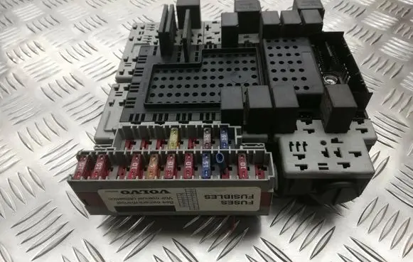 Volvo S80 Fuse module 08696098 08696040