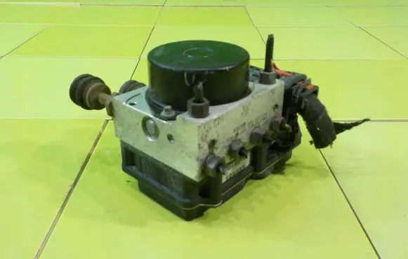 Skoda Fabia Mk2 (5J) ABS Pump 0265237025 XP218