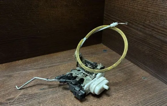 Audi A3 S3 8L Front door lock 8L1837015