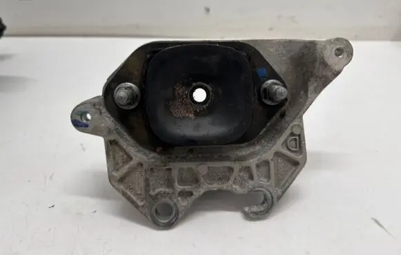 Nissan Juke II F16 Engine mount bracket