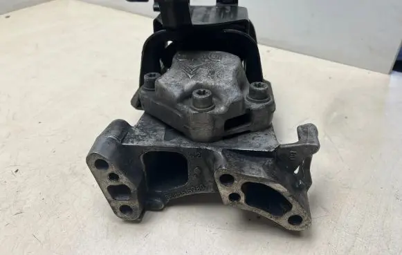 Peugeot 308 Engine mounting bracket 9688615780 6820267803 050DD13