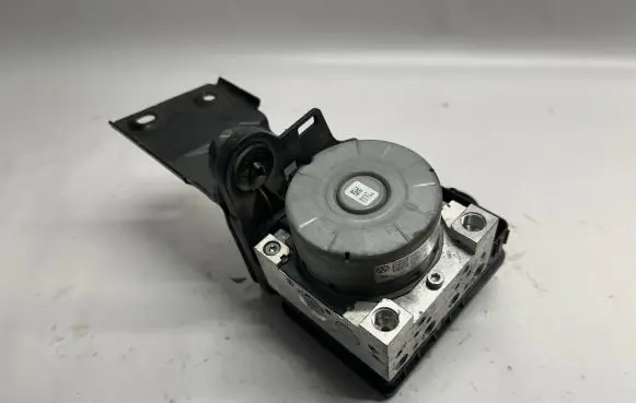 Volkswagen Jetta VII ABS Pump 5Q0614517EB