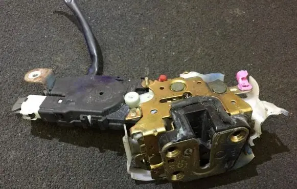 Subaru Legacy Front door lock