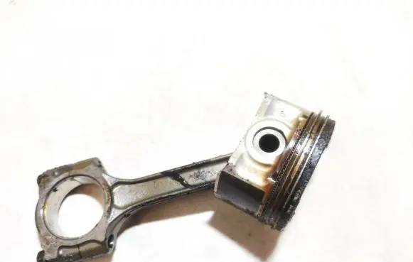 Nissan Qashqai Piston with connecting rod EE0