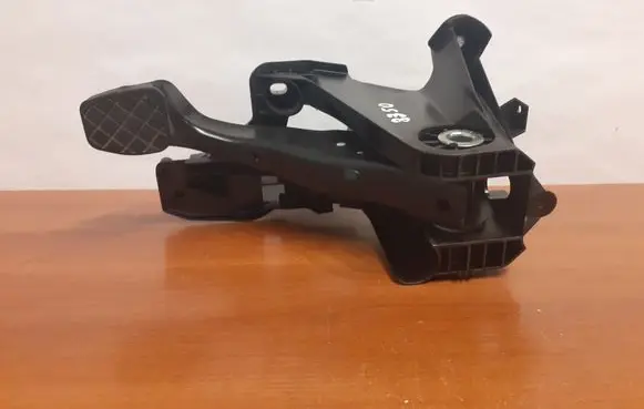 Volkswagen Golf VII Brake pedal 5Q1721058 8350