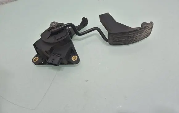 Nissan Qashqai+2 Accelerator throttle pedal 