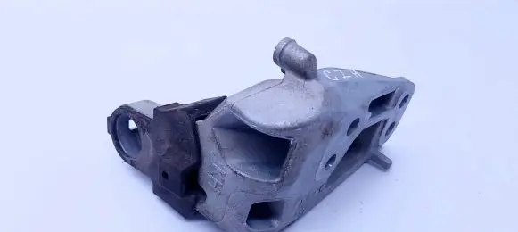 Toyota RAV 4 (XA50) Engine mounting bracket