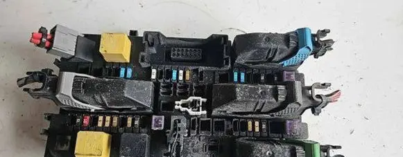 Opel Zafira B Fuse box set 13220829 5DK00866943