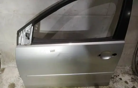 Volkswagen Polo IV 9N3 Front door pilkos