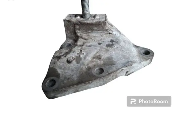 Engine mounting bracket